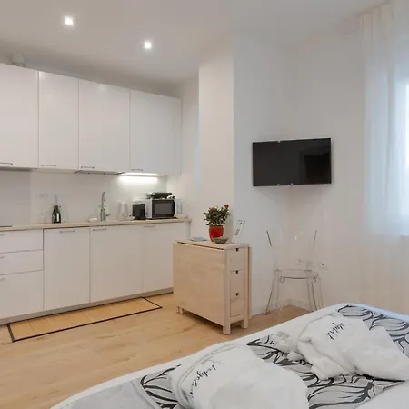 Alexander's Nest * ترييستي